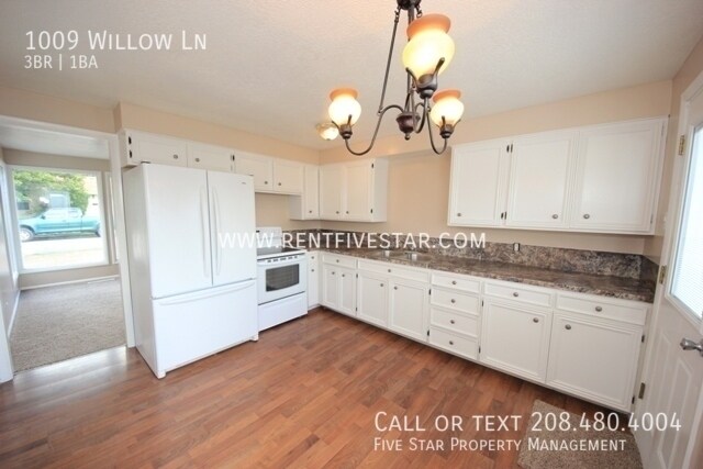 Building Photo - 1009 Willow Ln