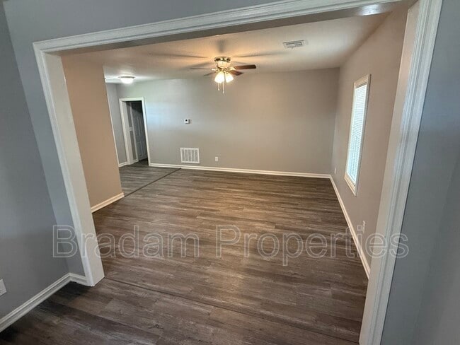 Foto del edificio - 402 S Cedar St