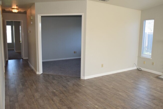 Foto del edificio - 593 Oakborough Ave
