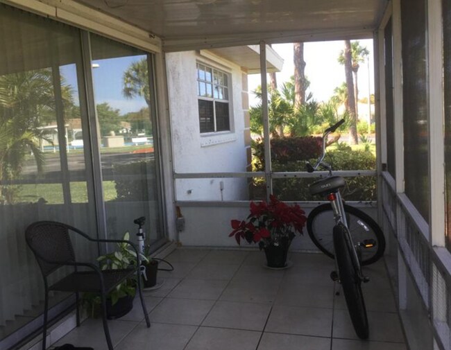 Building Photo - 1222 S Lakes End Dr