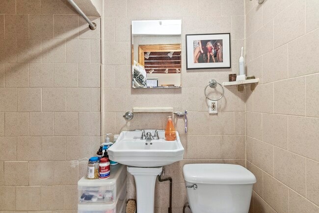 Building Photo - SoHo One-Bedroom Corner