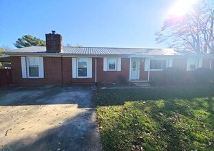Building Photo - 1431 Clemmons Rd