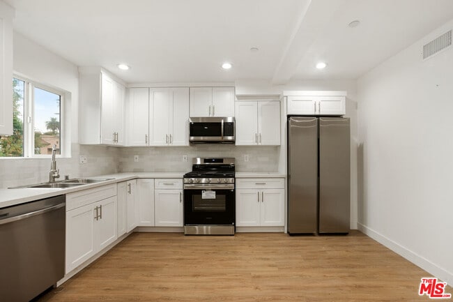 Foto del edificio - 4232 Rosewood Ave