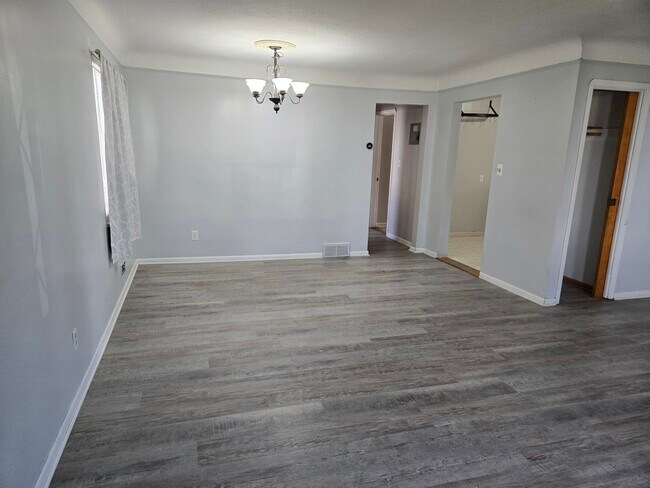 Foto del edificio - 8221 Pelham Dr