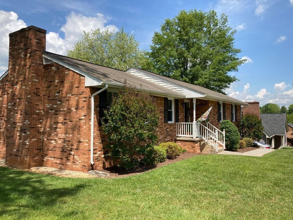 Primary Photo - 17 Pinehurst Dr