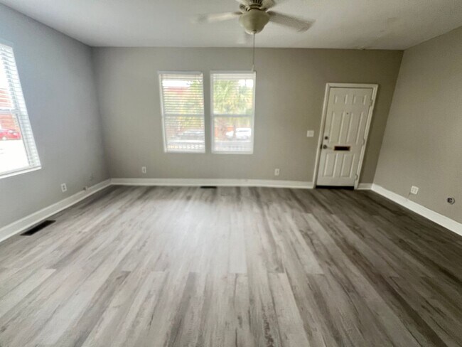 Foto del edificio - 2 Bedroom 1 Bath Apartment - Downtown Charleston