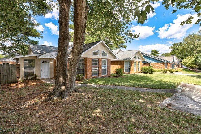 Building Photo - Welcome to this charming 2-bedroom, 2-bath...