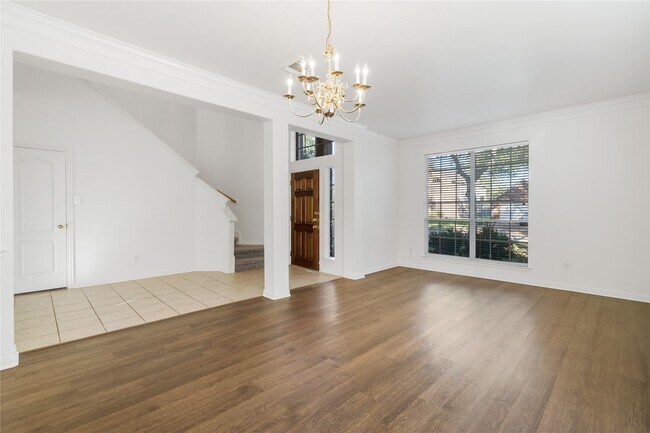 Foto del edificio - 3326 Lakeway Ln