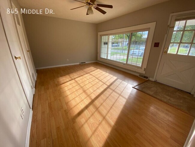 Foto del edificio - 845 Middle Dr
