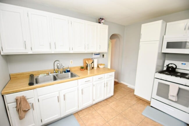 Building Photo - Fully furnished home, 3 bedroom 2 full baths