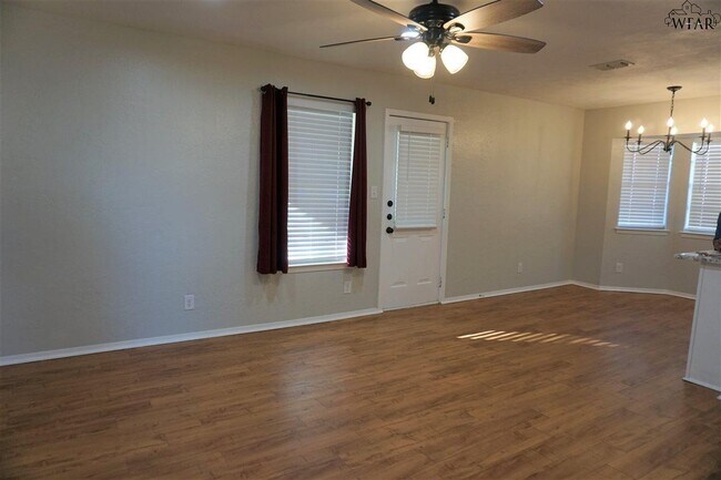 Building Photo - 2119 Selma Dr