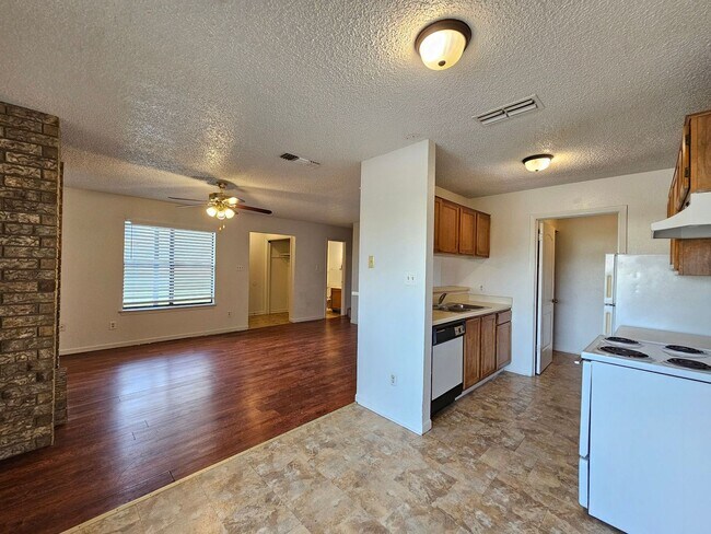 Building Photo - 1815 Cedarhill Dr