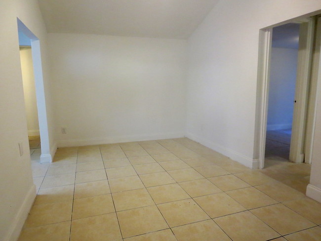 Building Photo - 1613 E Linden Ave