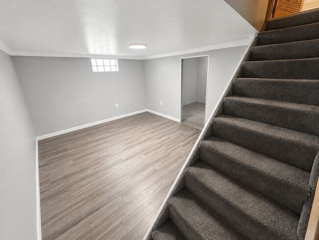 Building Photo - 2-Bedroom Burlington Home with Finished Basement, Backyard and Garage