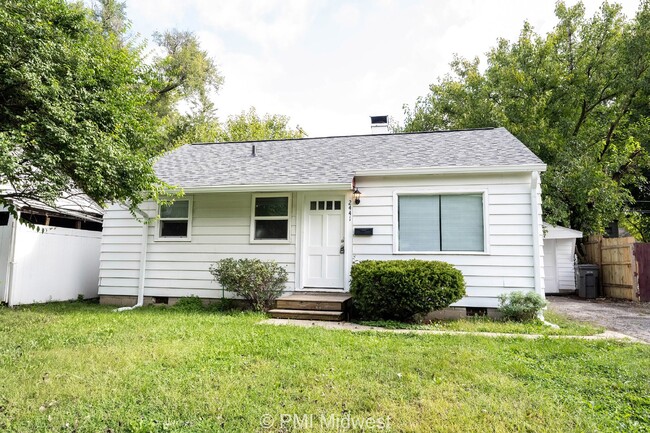 Building Photo - Charming 2-Bedroom Bungalow in Indianapoli...