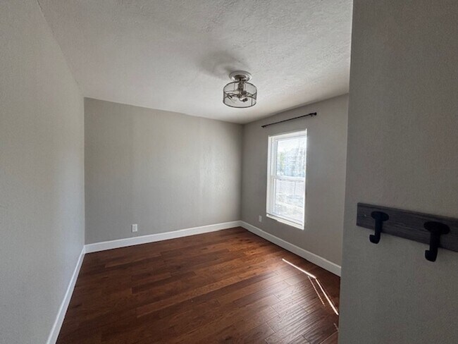 Foto del edificio - Adorable 4 Bedroom 2 Bathroom Single Famil...