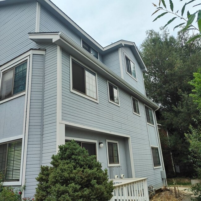 Building Photo - 2BR/1BA with Carport in North Boulder