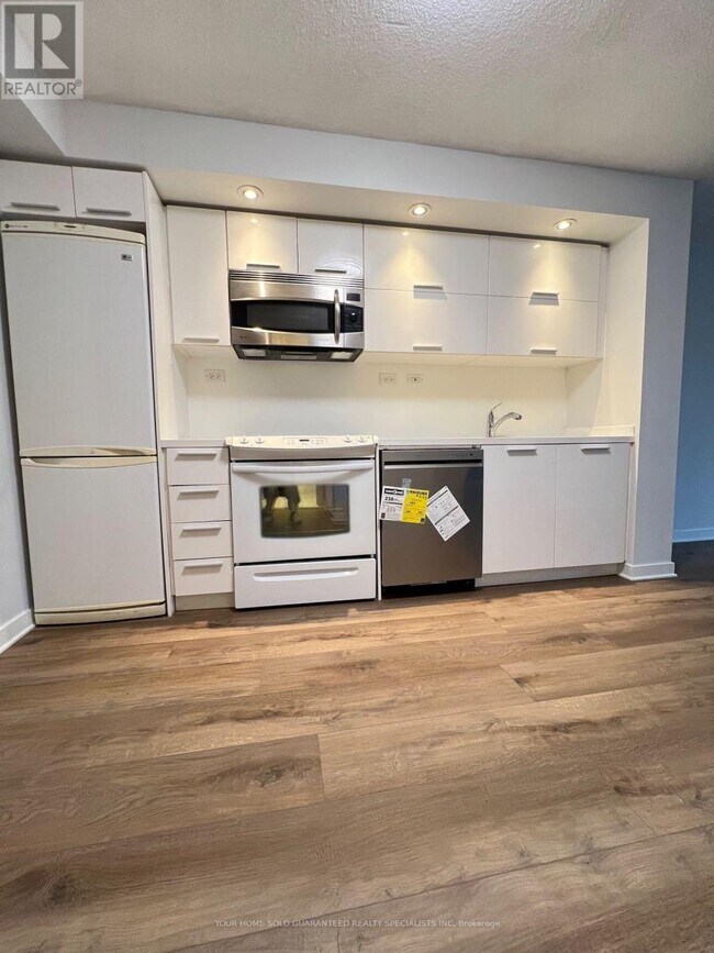Building Photo - 25 Capreol Ct