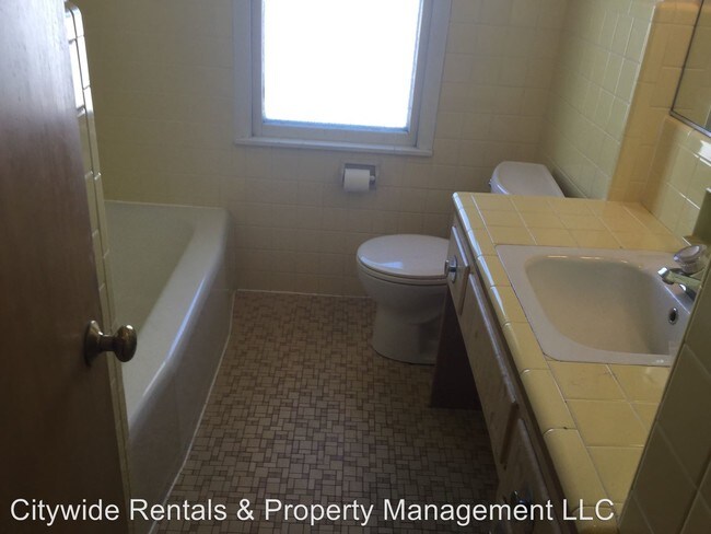 Foto del edificio - 10006-10008 W North Ave