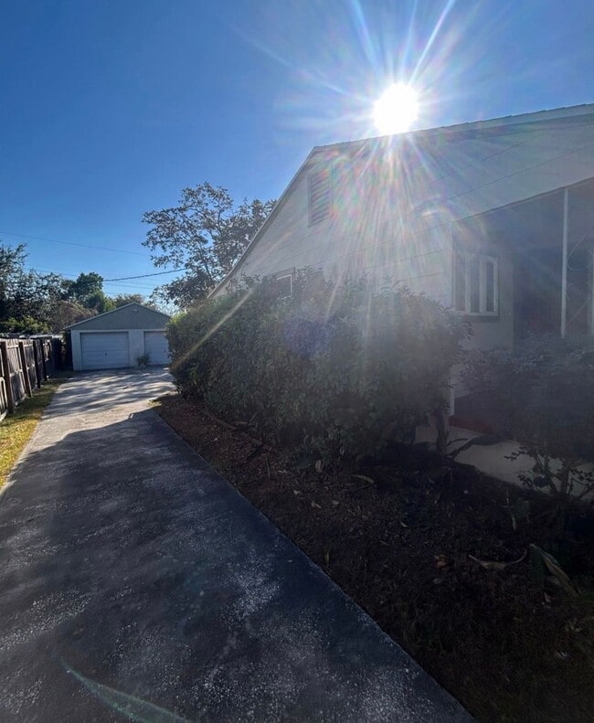 Building Photo - 744 S Clayton Ave