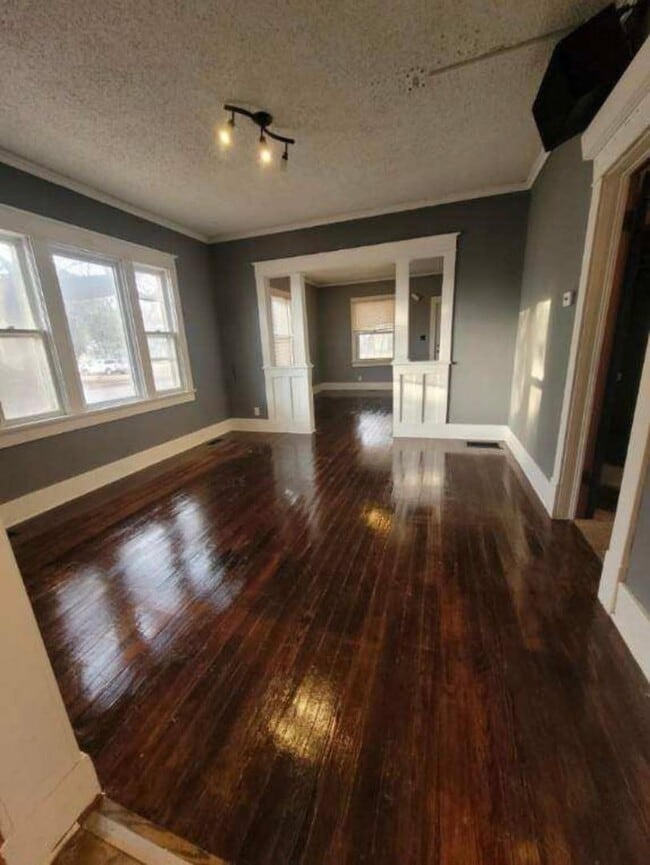 Building Photo - $795 - 2 bed 1 bath - Single Family Home