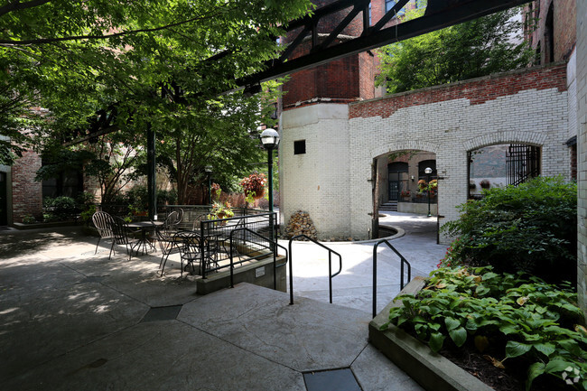 Courtyard - The River Lofts at Tobacco Row