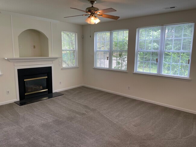 Building Photo - 9916 Highlands Crossing Dr