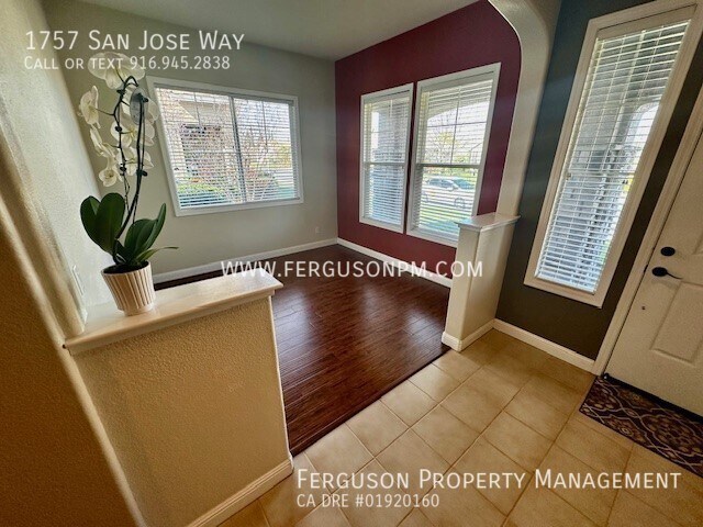 Building Photo - Three Bedroom Home Close to Coyote Ridge E...