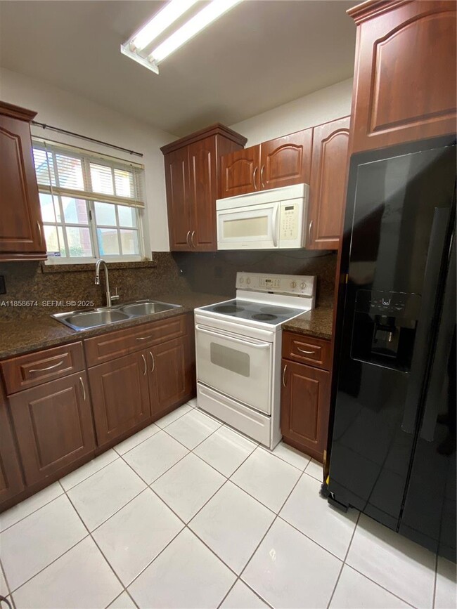 Foto del edificio - 6763 NW 182nd St