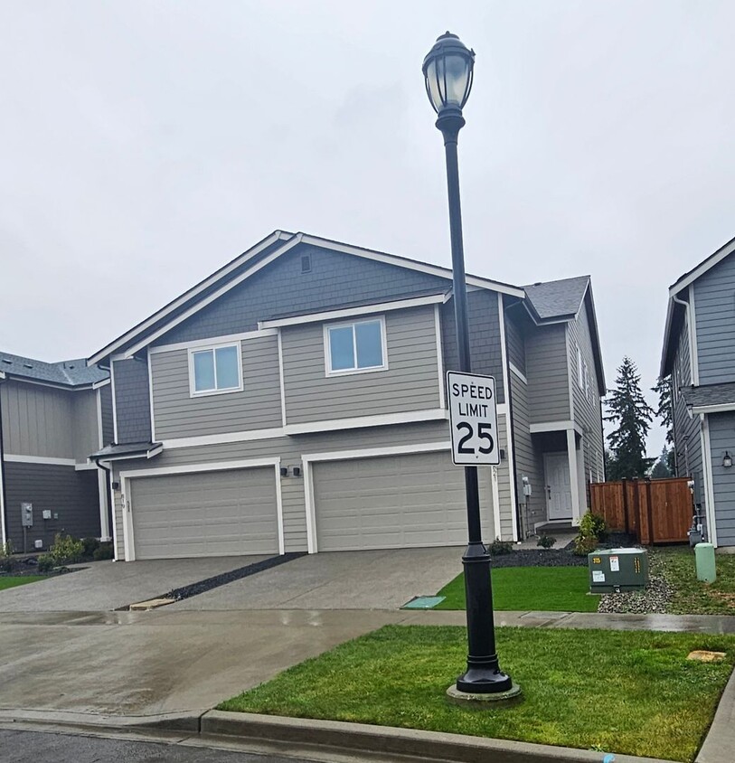 Foto principal - Brand New 4-Bedroom Duplex in Lacey!