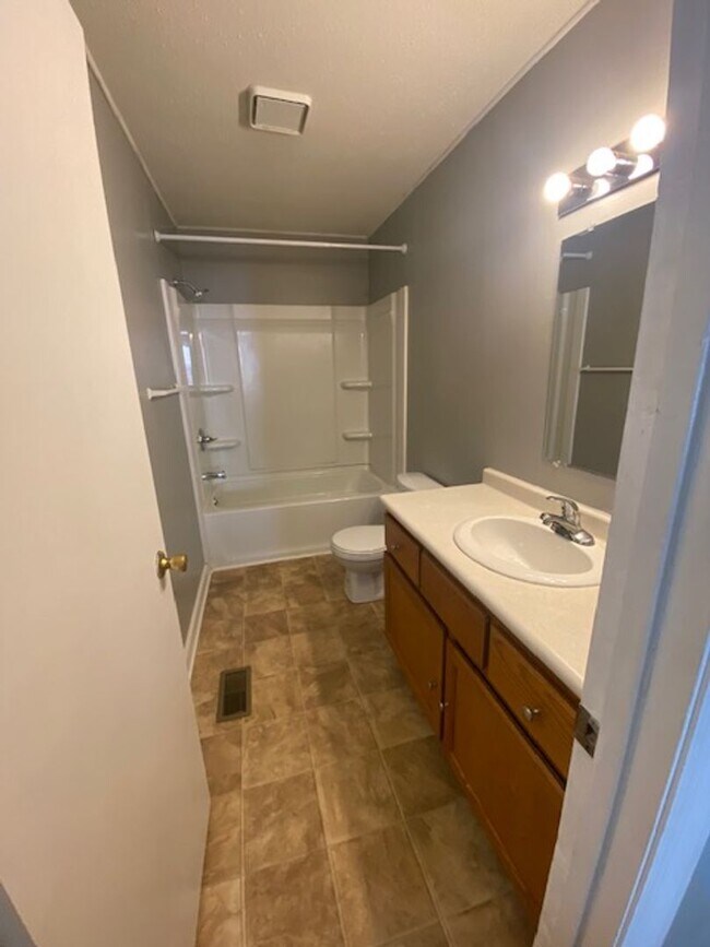 Foto del edificio - 215 Weeks Dr NE