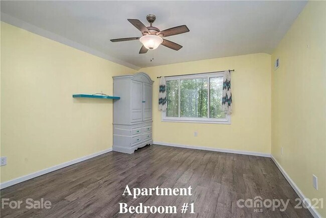 Foto del edificio - 3121 Mocking Bird Ln