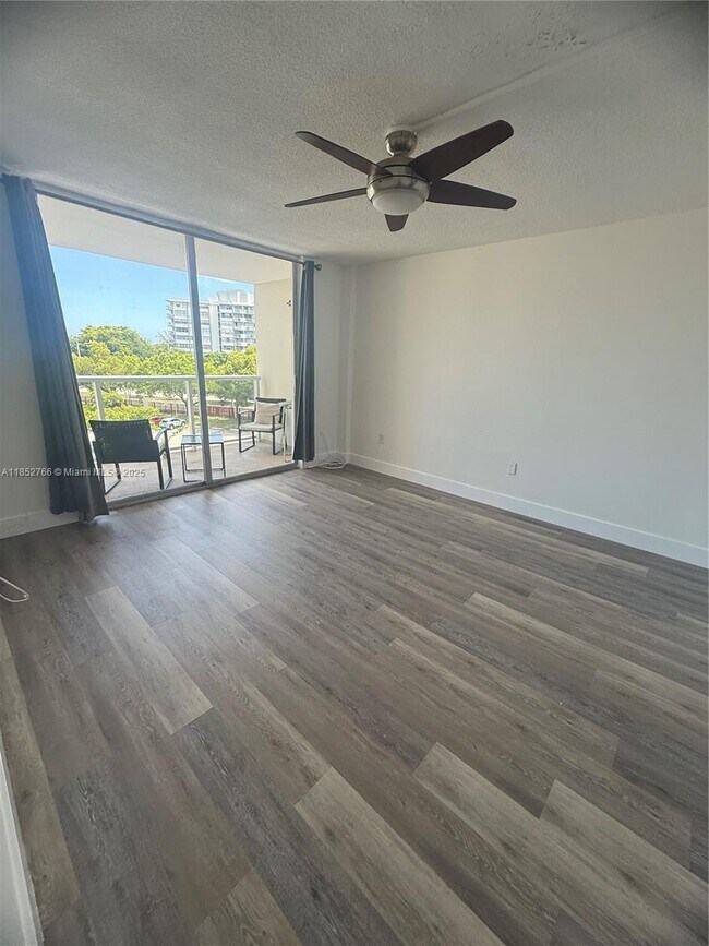 Foto del edificio - 1351 NE Miami Gardens Dr