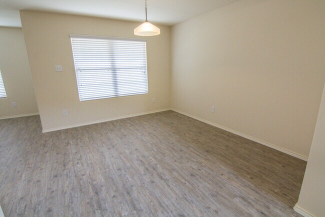 Foto del edificio - Oakwood Forest - 2000 Oakwood Forest Drive...