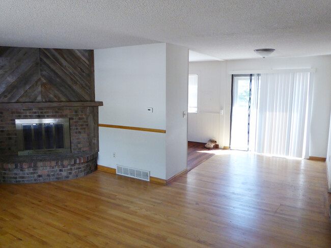 Foto del edificio - 424 Clover Ln