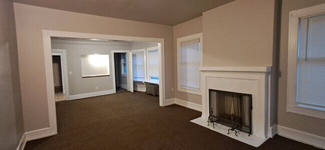 Foto del edificio - 4502-4504 W Lloyd St. (Duplex)