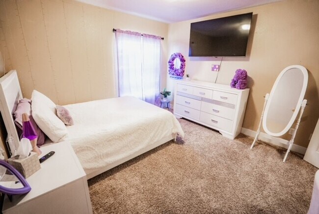 Building Photo - FURNISHED TOWNHOME!