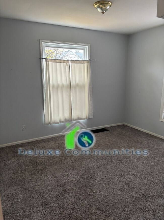 Building Photo - Roomy 3 bedroom 1 bath home