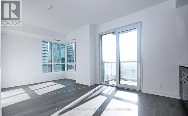 Building Photo - 108 Peter St