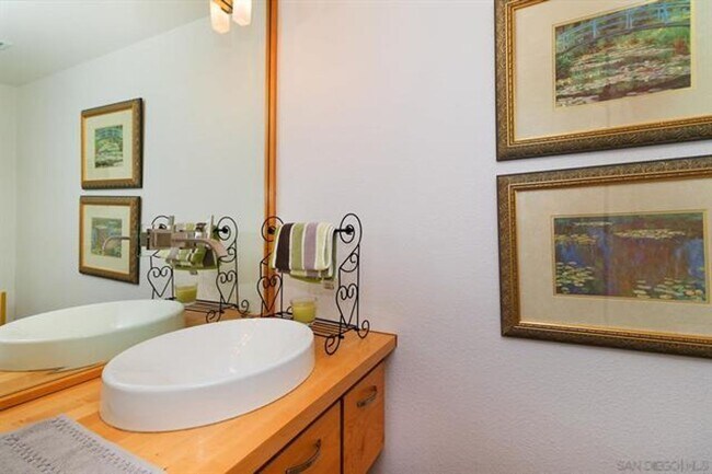 Foto del edificio - Immaculate, two-story Condo in Oceanside!