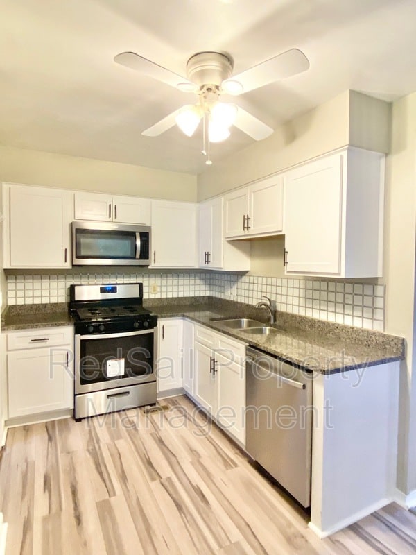 Building Photo - 1343 Sheppard Ave