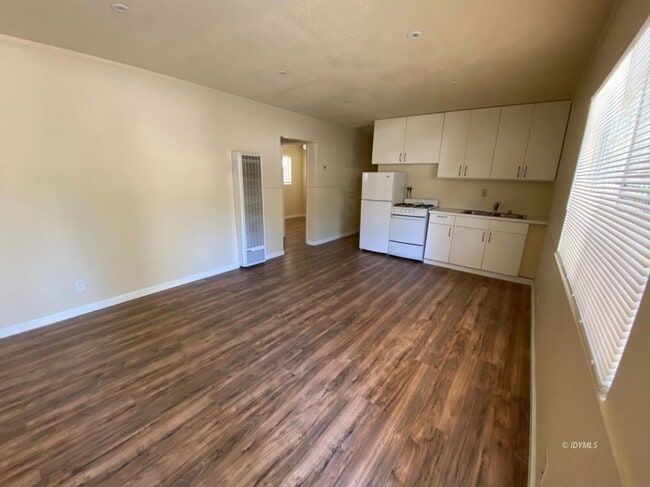Building Photo - Remodeled 2 bed apartment in town