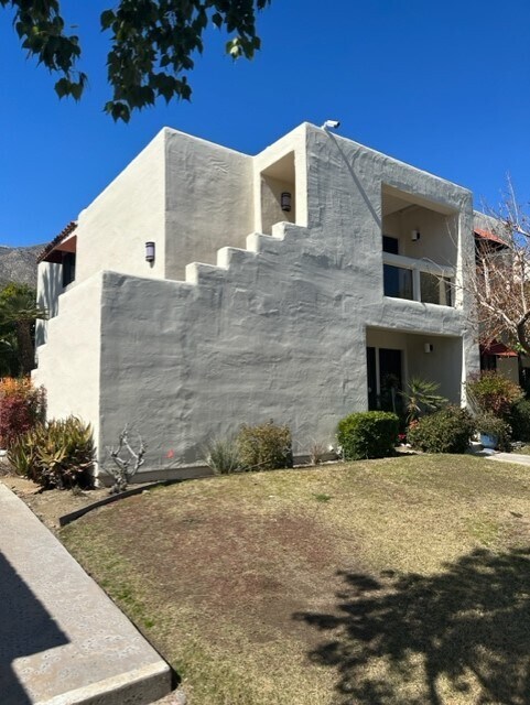 Escalera de acceso privada a la puerta principal. - 255 E Avenida Granada