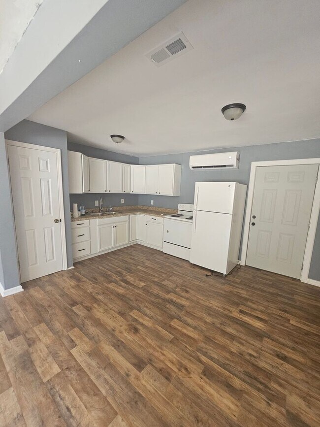 Building Photo - Spacious 4 bed 1 bath rental home - comple...
