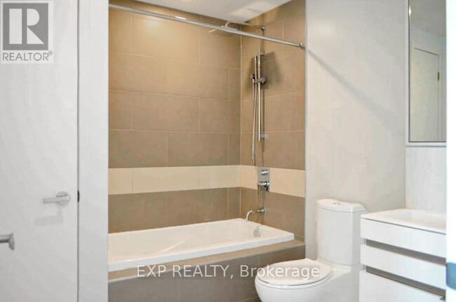 Building Photo - 197 Yonge St