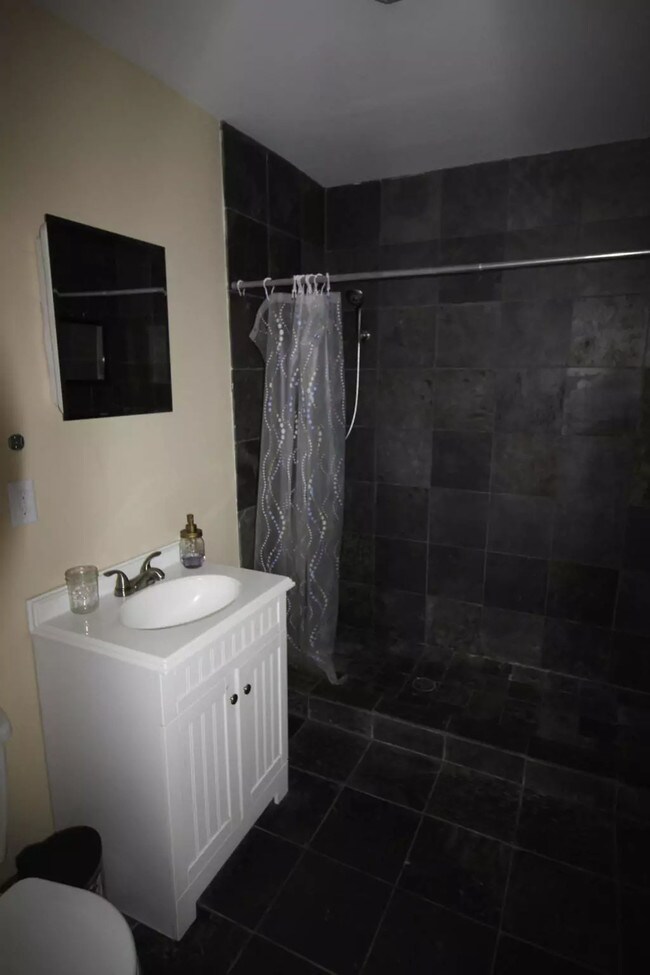 Baño - 59 Hanover St