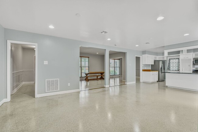 Foto del edificio - 6015 Dover Pl