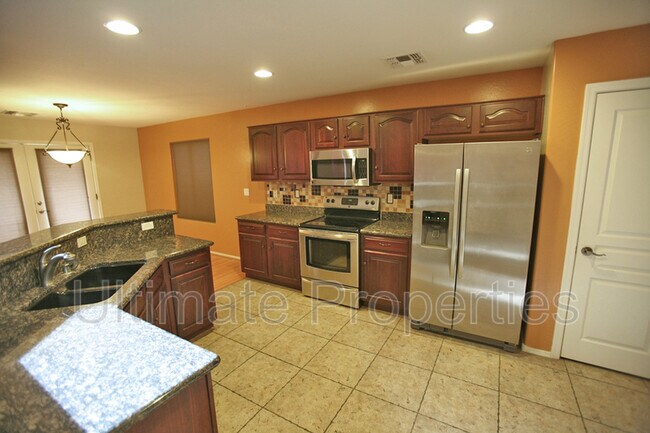 Building Photo - 16269 W Hope Dr