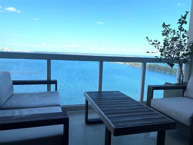 Foto del edificio - 2451 Brickell Ave