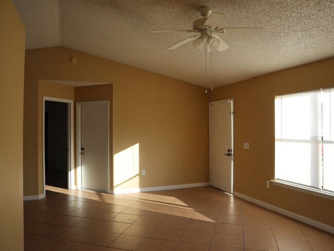 Foto del edificio - Move in condition 3 Bedrooms 2 Bath Carole Arcaro 386-216-4900 Deltona Lakes Realty